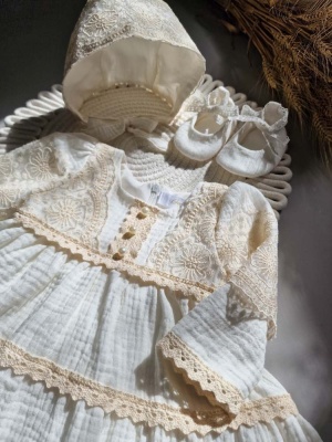 Rochița de botez Coco – Eleganță boemă, rafinament și confort pentru micuța ta