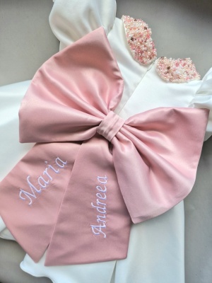 Rochiță botez Ela pentru fetițe – elegantă, personalizată, cu perle și fundă detașabilă