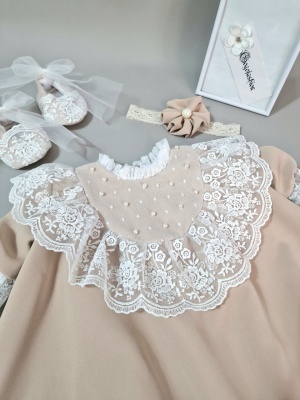 Rochița de botez Myla – Eleganță, rafinament și confort pentru micuța ta