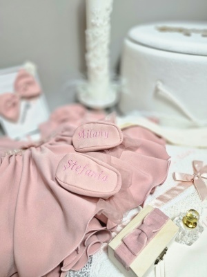 Trusou de botez roz personalizat ,Aniela – botoșei, cufăr catifea, lumânare