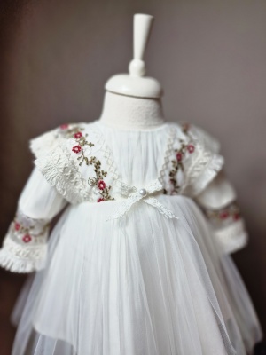 Rochiță botez Margot – model elegant din dantelă brodată pentru fetițe