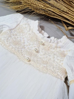 Rochița de botez Clarissa – Rafinament boem și eleganță delicată pentru micuța ta