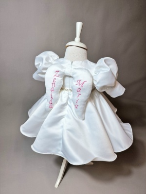 Rochița de botez Angelia – Eleganță și rafinament pentru ziua cea specială