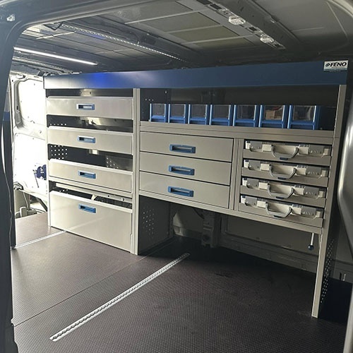 Mobilier autoutilitara service cu sertare metalice, compartimente depozitare si raft superior