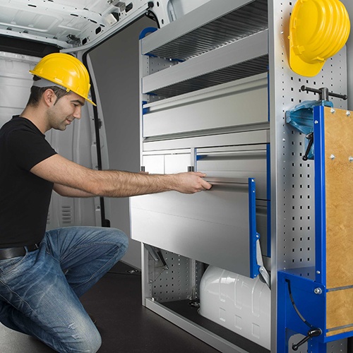 Utilizare mobilier autoutilitara service cu sertar metalic extensibil si rafturi modulare