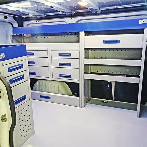 Mobilier autoutilitara service cu sertare metalice si spatiu dedicat pentru roata de rezerva