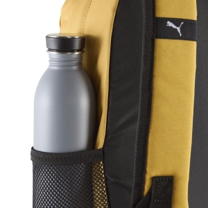 Ghiozdan copii Puma ESSENTIALS Small Backpack Archive Gold, model galben cu patch-uri cu pisici, buzunar frontal cu fermoar și buzunare laterale din plasă.
