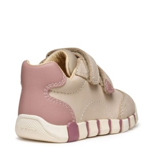 Pantofi primii pasi fete Geox bej cu roz pudrat, realizat din piele naturală și întoarsă, cu două benzi velcro pentru închidere și talpă flexibilă, interior din piele naturala, brant cu talonet