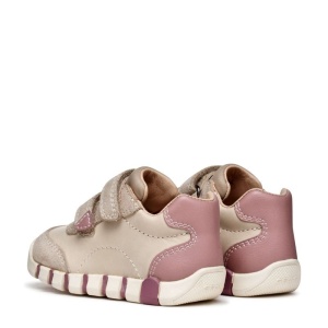 Pantofi primii pasi fete Geox bej cu roz pudrat, realizat din piele naturală și întoarsă, cu două benzi velcro pentru închidere și talpă flexibilă, interior din piele naturala, brant cu talonet