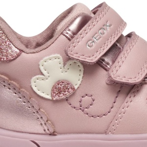 Pantofi sport roz pentru fetițe Geox Zapito Girl Old Rose, potrivit pentru primii pași, cu două benzi cu arici, decor floral bej pe lateral, vârf și călcâi întăriți, talpă flexibilă cu tehnologie Geox Respira™, tălpic detașabil din piele naturală