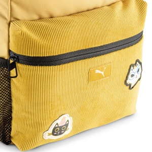 detaliu buzunar frontal Ghiozdan copii Puma ESSENTIALS Small Backpack Archive Gold, model galben cu patch-uri cu pisici, buzunar frontal cu fermoar și buzunare laterale din plasă.