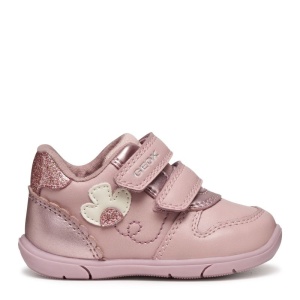 Pantofi sport roz pentru fetițe Geox Zapito Girl Old Rose, potrivit pentru primii pași, cu două benzi cu arici, decor floral bej pe lateral, vârf și călcâi întăriți, talpă flexibilă cu tehnologie Geox Respira™, tălpic detașabil din piele naturală