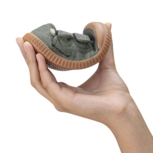 Tenisi barefoot copii, producator Igor, culoare kaki, exterior si interior din material textil, inchidere cu doi scai, talpa maro, din cauciuc, foarte flexibila