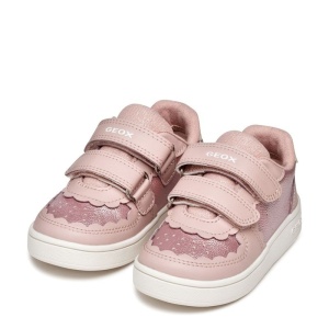 Pantofi sport Geox pentru fete, nuanță roz deschis, cu finisaje sidefate, decupaje în formă de norișor, două benzi velcro pentru închidere, talpă albă din material sintetic si interior din material textil.