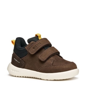 Pantofi sport impermeabil Geox pentru baieti, culoare maro cu negru și accente discrete de galben, realizat din piele întoarsă, cu două benzi velcro, talpă albă texturată si captuseala interiora din material textil
