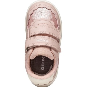 Pantofi sport Geox pentru fete, nuanță roz deschis, cu finisaje sidefate, decupaje în formă de norișor, două benzi velcro pentru închidere, talpă albă din material sintetic si interior din material textil.
