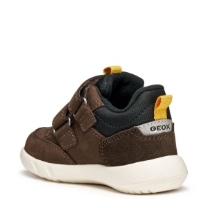 Pantofi sport impermeabil Geox pentru baieti, culoare maro cu negru și accente discrete de galben, realizat din piele întoarsă, cu două benzi velcro, talpă albă texturată si captuseala interiora din material textil