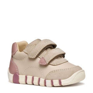 Pantofi primii pasi fete Geox bej cu roz pudrat, realizat din piele naturală și întoarsă, cu două benzi velcro pentru închidere și talpă flexibilă, interior din piele naturala, brant cu talonet