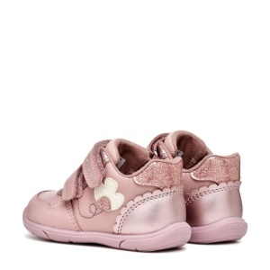Pantofi sport roz pentru fetițe Geox Zapito Girl Old Rose, potrivit pentru primii pași, cu două benzi cu arici, decor floral bej pe lateral, vârf și călcâi întăriți, talpă flexibilă cu tehnologie Geox Respira™, tălpic detașabil din piele naturală