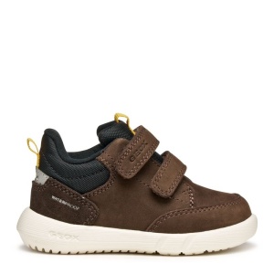 Pantofi sport impermeabil Geox pentru baieti, culoare maro cu negru și accente discrete de galben, realizat din piele întoarsă, cu două benzi velcro, talpă albă texturată si captuseala interiora din material textil