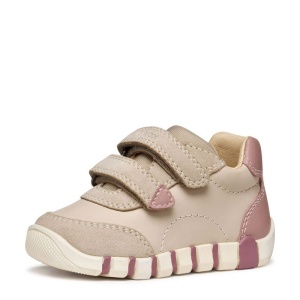 Pantofi primii pasi fete Geox bej cu roz pudrat, realizat din piele naturală și întoarsă, cu două benzi velcro pentru închidere și talpă flexibilă, interior din piele naturala, brant cu talonet