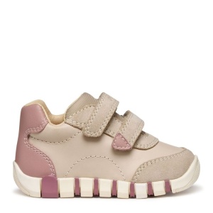 Pantofi primii pasi fete Geox bej cu roz pudrat, realizat din piele naturală și întoarsă, cu două benzi velcro pentru închidere și talpă flexibilă, interior din piele naturala, brant cu talonet