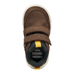 Pantofi sport impermeabil Geox pentru baieti, culoare maro cu negru și accente discrete de galben, realizat din piele întoarsă, cu două benzi velcro, talpă albă texturată si captuseala interiora din material textil