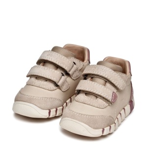 Pantofi primii pasi fete Geox bej cu roz pudrat, realizat din piele naturală și întoarsă, cu două benzi velcro pentru închidere și talpă flexibilă, interior din piele naturala, brant cu talonet