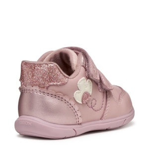 Pantofi sport roz pentru fetițe Geox Zapito Girl Old Rose, potrivit pentru primii pași, cu două benzi cu arici, decor floral bej pe lateral, vârf și călcâi întăriți, talpă flexibilă cu tehnologie Geox Respira™, tălpic detașabil din piele naturală