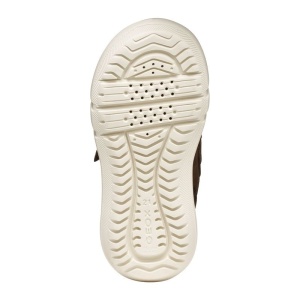 Pantofi sport impermeabil Geox pentru baieti, culoare maro cu negru și accente discrete de galben, realizat din piele întoarsă, cu două benzi velcro, talpă albă texturată si captuseala interiora din material textil