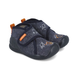 Incaltaminte de interior papuci de casa baieti 251144A Biomecanics, exterior si interior din material textil, culoare bleumarin cu imprimeu planete, brant detasabil, talpa din cauciuc bleumarin anti alunecare, sustinere glezna, inchidere cu scai