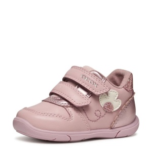 Pantofi sport roz pentru fetițe Geox Zapito Girl Old Rose, potrivit pentru primii pași, cu două benzi cu arici, decor floral bej pe lateral, vârf și călcâi întăriți, talpă flexibilă cu tehnologie Geox Respira™, tălpic detașabil din piele naturală