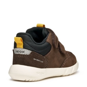 Pantofi sport impermeabil Geox pentru baieti, culoare maro cu negru și accente discrete de galben, realizat din piele întoarsă, cu două benzi velcro, talpă albă texturată si captuseala interiora din material textil