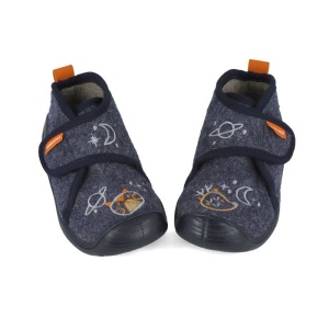 Incaltaminte de interior papuci de casa baieti 251144A Biomecanics, exterior si interior din material textil, culoare bleumarin cu imprimeu planete, brant detasabil, talpa din cauciuc bleumarin anti alunecare, sustinere glezna, inchidere cu scai