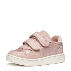 Pantofi sport Geox pentru fete, nuanță roz deschis, cu finisaje sidefate, decupaje în formă de norișor, două benzi velcro pentru închidere, talpă albă din material sintetic si interior din material textil.