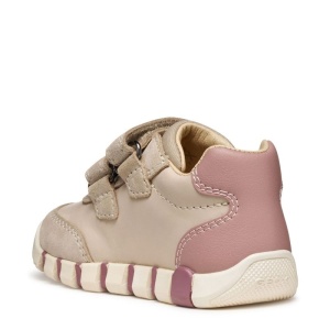 Pantofi primii pasi fete Geox bej cu roz pudrat, realizat din piele naturală și întoarsă, cu două benzi velcro pentru închidere și talpă flexibilă, interior din piele naturala, brant cu talonet