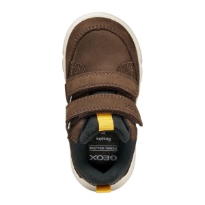 Pantofi sport impermeabil Geox pentru baieti, culoare maro cu negru și accente discrete de galben, realizat din piele întoarsă, cu două benzi velcro, talpă albă texturată si captuseala interiora din material textil