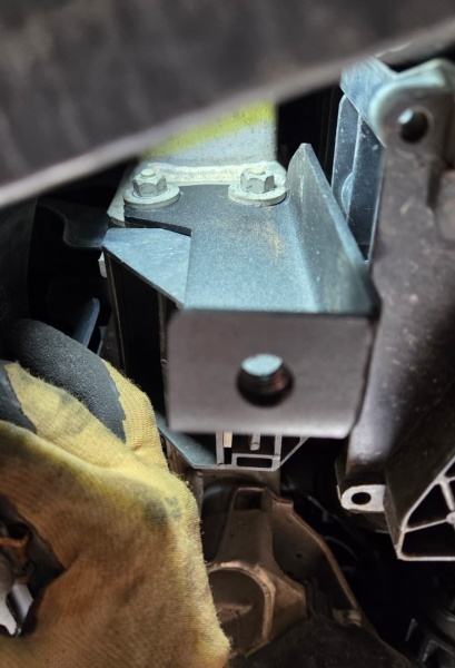 Scut motor BMW Seria 5 E60/E61 cu bară normală 2003 - 2010 - Img 5
