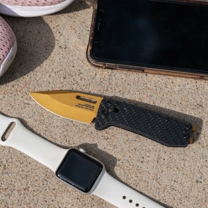 Cutit pliabil SOG Ultra XR Gold 12-63-02-57, lama Clip Point CPM S35VN TiNi Gold, XR Lock, Thumb Stud, maner Carbon Fiber, EDC Ultra Lightweight - Img 12