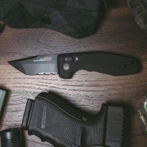 Cutit automat SOG TAC AU Compact Tanto Serrated 15-38-10-57, lama Tanto Cryo D2 partial zimtata, AU-XR Lock, maner din aluminiu, Tactical EDC Knife - Img 14