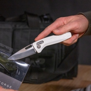 Cutit pliabil SOG One-Zero XR White Black Chrome 12-73-05-57, lama CPM S35VN Polished, XR Lock, Flipper, maner G10 White cu insertii Cromate, EDC Premium - Img 10