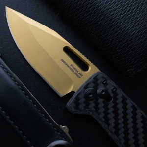 Cutit pliabil SOG Ultra XR Gold 12-63-02-57, lama Clip Point CPM S35VN TiNi Gold, XR Lock, Thumb Stud, maner Carbon Fiber, EDC Ultra Lightweight - Img 8