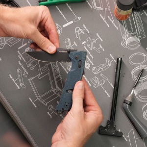 Cutit pliabil SOG Trident AT Uniform Blue Serrated 11-12-10-41, lama Clip Point CRYO D2 partial zimtata, deschidere asistata, AT-XR Lock, taietor de centura, spargator geam, maner GRN Uniform Blue - Img 10