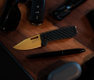 Cutit pliabil SOG Ultra XR Gold 12-63-02-57, lama Clip Point CPM S35VN TiNi Gold, XR Lock, Thumb Stud, maner Carbon Fiber, EDC Ultra Lightweight - Img 10