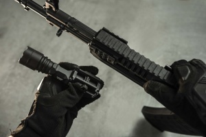 Lanterna tactica Armytek Parma C2 Pro 1500 lm cu montura Picatinny/Weaver si intrerupator la distanta - Img 7
