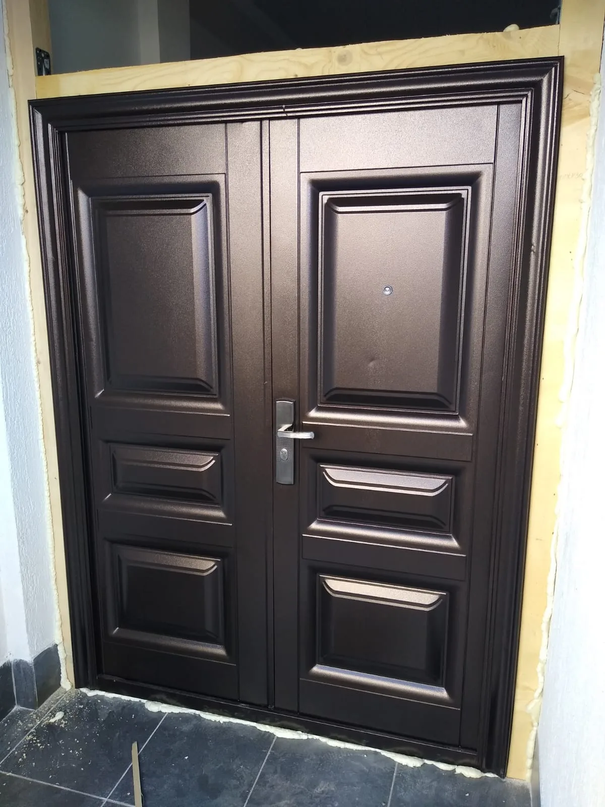 Двойна метална външна врата ND5001 Кафяв / Черен, монтирана при клиент