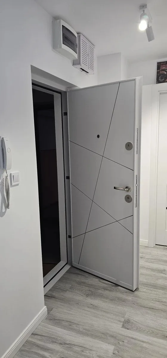 Usa metalica Novo Doors NDS11 FirstClass Alb montata la client
