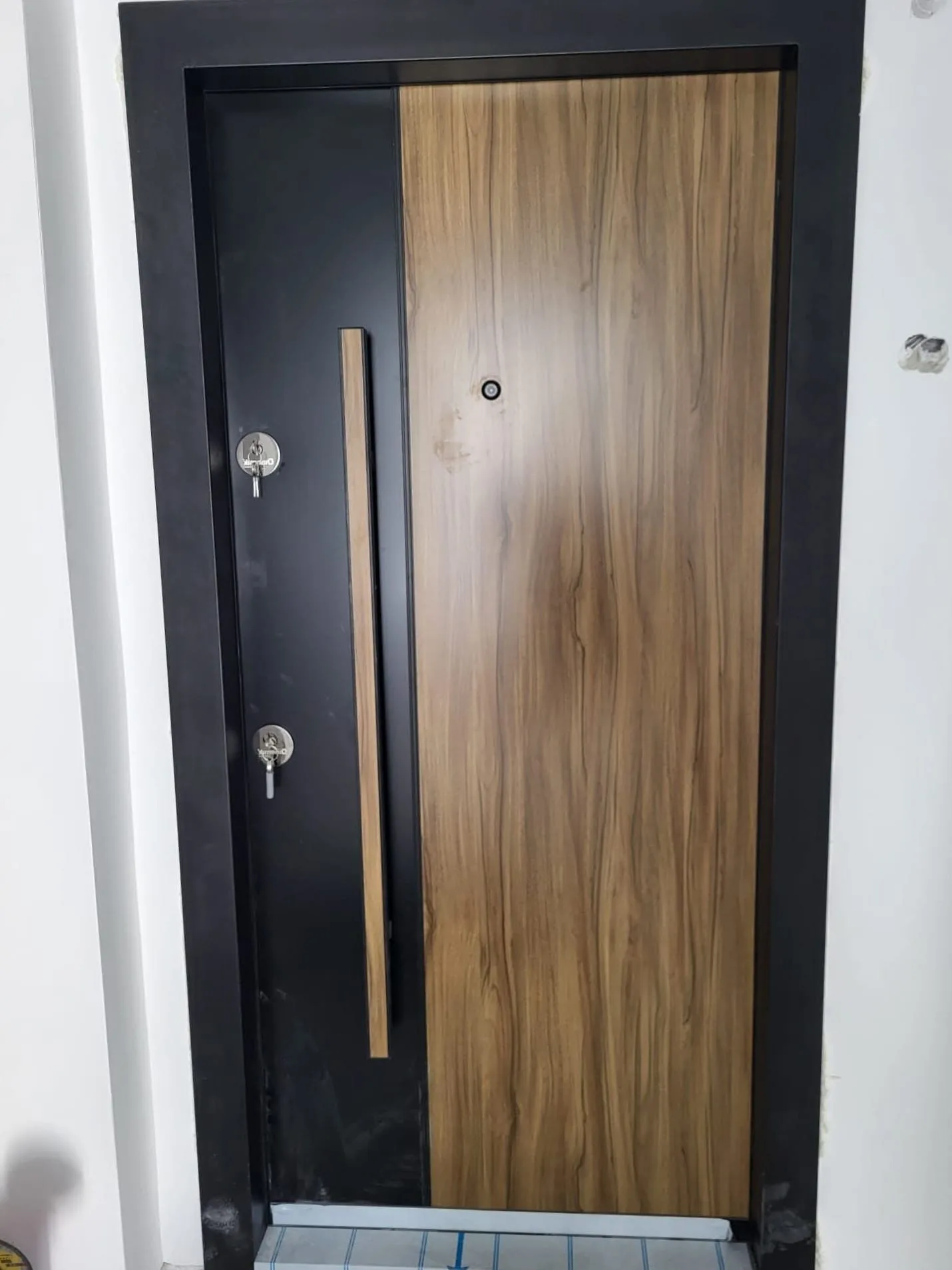 Usa metalica de exterior NDA3 montata la client