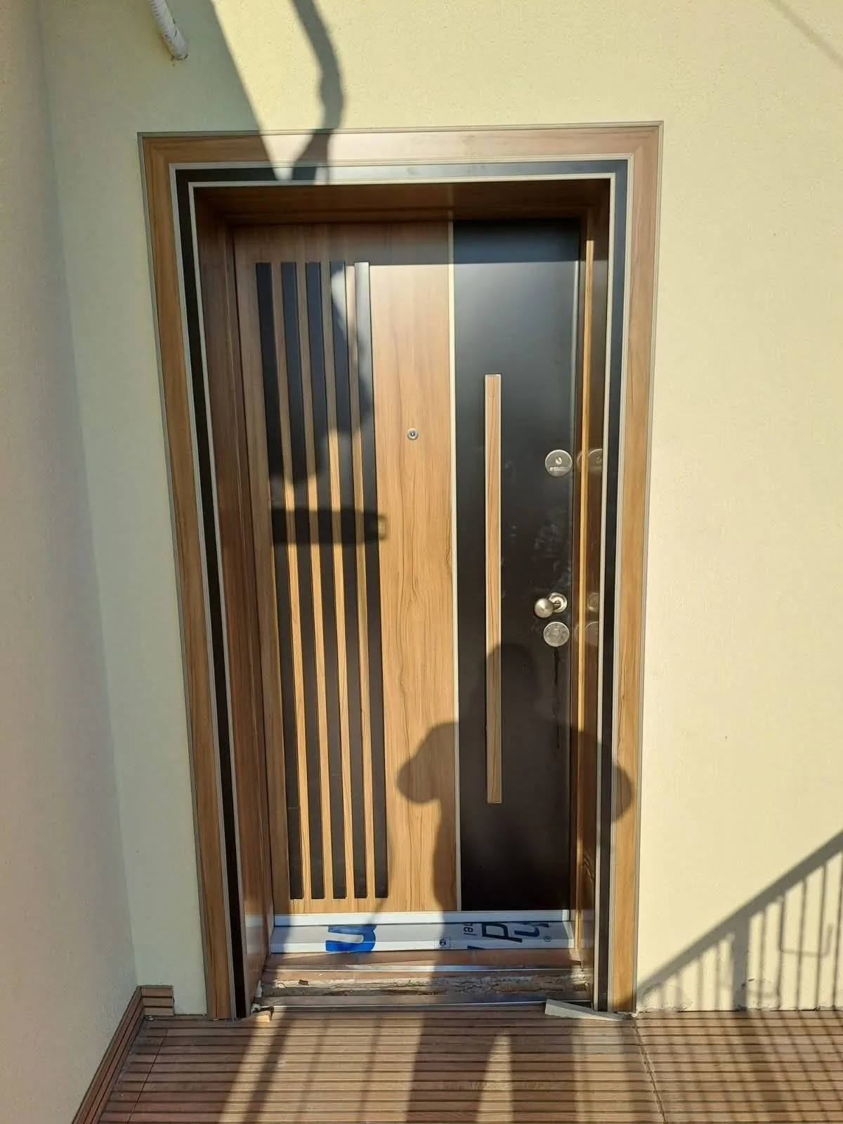 Usa metalica de exterior NDS1000S montata la client