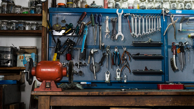 Organizarea atelierului: soluții smart pentru un spațiu curat și eficient